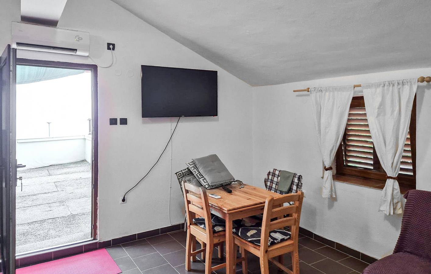 Ganze Ferienwohnung, Reizendes Apartment mit Meerblick und Terrasse in Karlobag in Karlobag, Naturpark Velebit