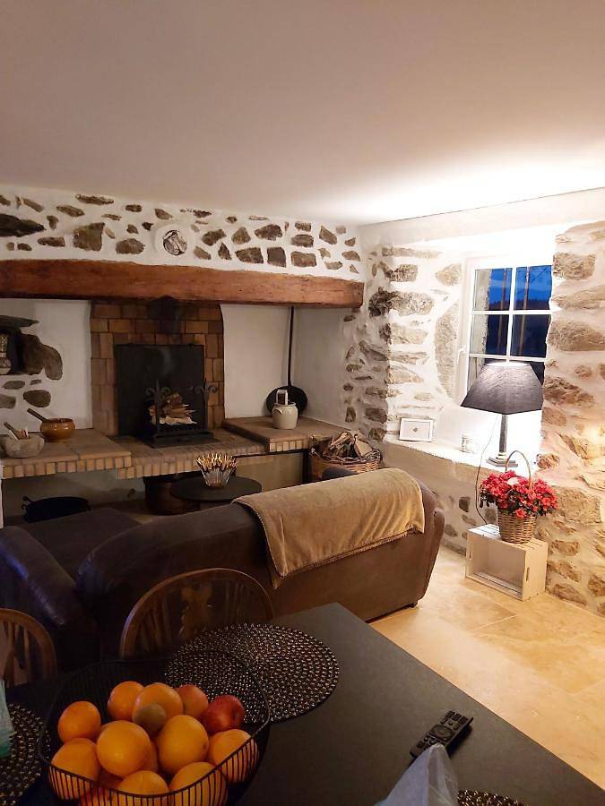 Location de vacances pour 7 personnes, avec terrasse ainsi que jardin et sauna à Lanarce - 2