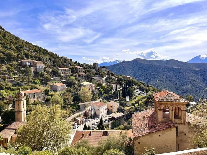Gîte pour 6 personnes, avec jardin ainsi que vue et piscine à Lama