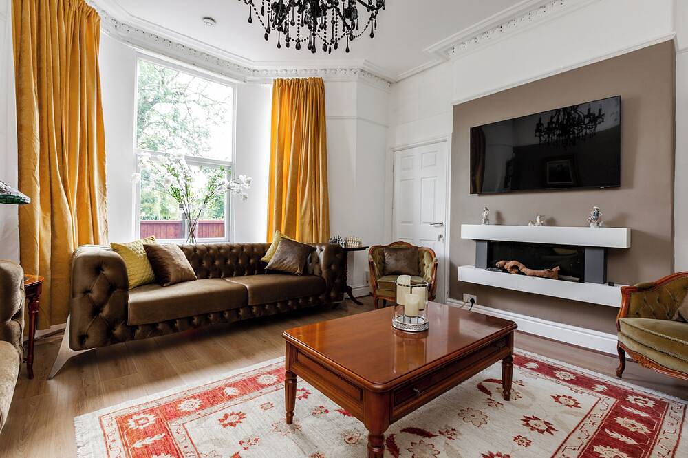 Victorian Villa: 6 En-Suites, Hot Tub, Cinema Room,  Private Parking & Park View in Liverpool, Merseyside
