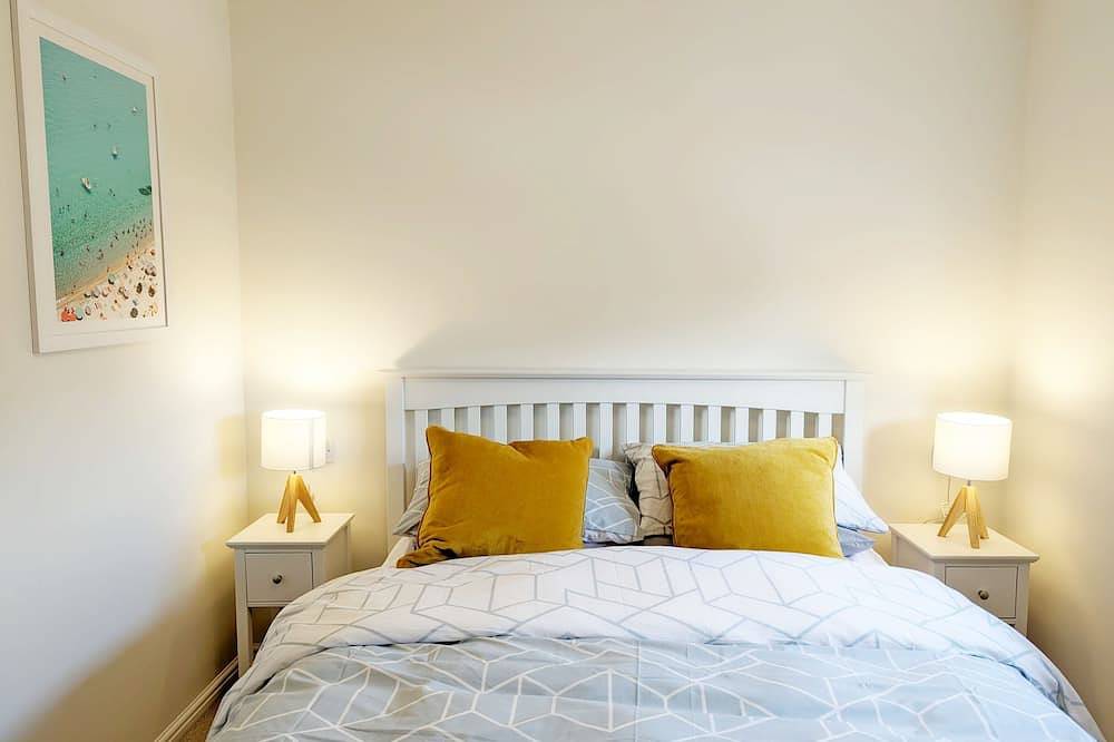 Cabane Mont Fort - sleeps 6 guests  in 3 bedrooms in West Wittering, West Sussex