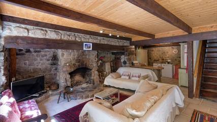 Villa for 8 Guests in Saint-Pierre-sur-Doux, Auvergne-Rhône-Alpes, Picture 1