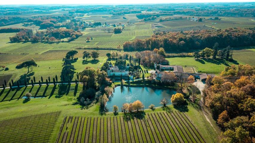 Gîte pour 7 personnes, avec Terrasse et Jardin ainsi que Piscine et Vue sur le lac à Ligueux