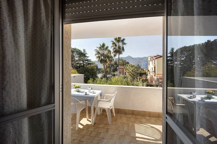 Appartement entier, Appartement 'Villa Paola Bilo 4 Bis' près de la mer avec piscine partagée et Wi-Fi - animaux admis in Loano, Riviera di Ponente