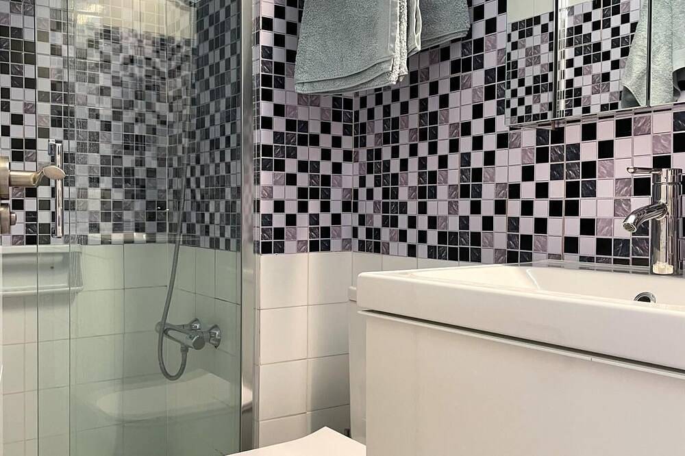 Entire apartment, Modern Apartment w/ Pool and Parking by Hostem in Vilanova i la Geltrú, Garraf