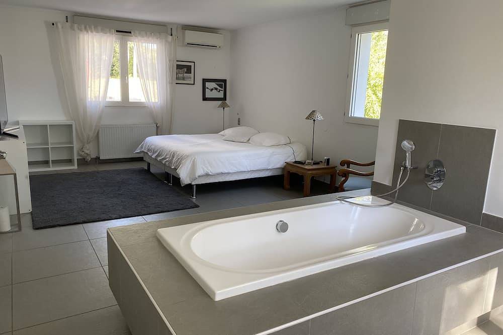 Villa with pool in the heart of the pine forest in Saint-Clément-de-Rivière, Montpellier region