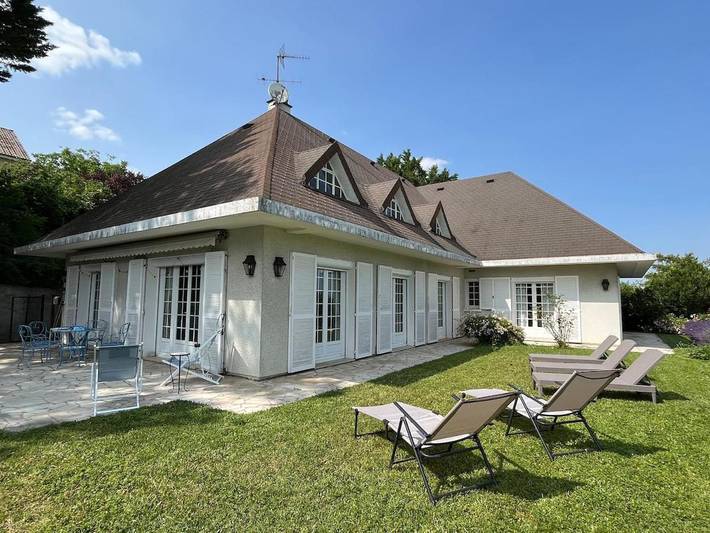 Location de vacances pour 12 personnes, avec terrasse et jardin, animaux acceptés à Saint-Florentin