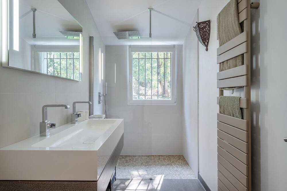 Villa contemporaine  proche Aix en Provence et Ste Victoire avec piscine in Pourrières, Région de Brignoles