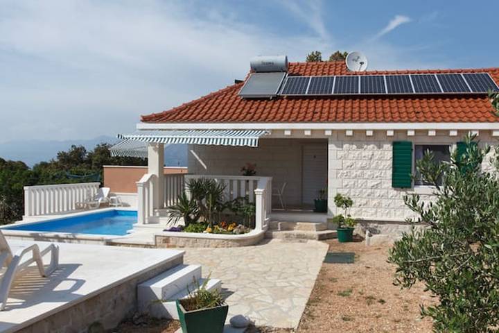 Villa pour 4 personnes, avec piscine et terrasse ainsi que balcon/terrasse et jacuzzi, animaux acceptés dans Brac - 3
