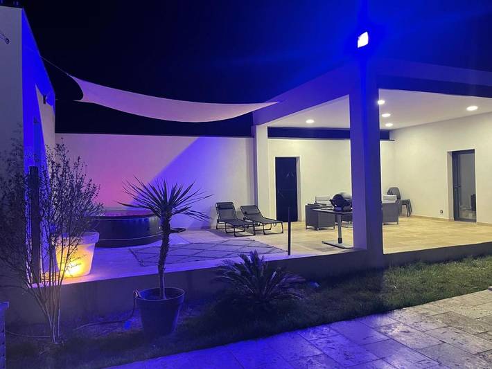 Gîte pour 4 personnes, avec vue ainsi que piscine et jardin à Vénéjan - 4