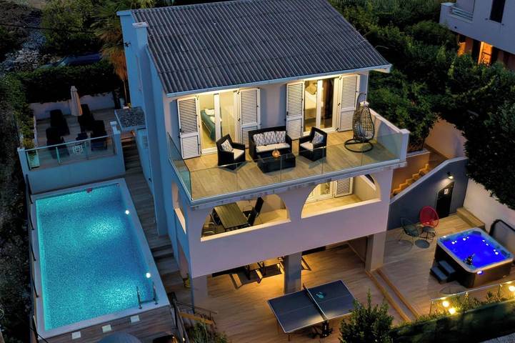 Willa dla 8 osób, z sauna i balkon oraz ogród i jacuzzi w Slatine
