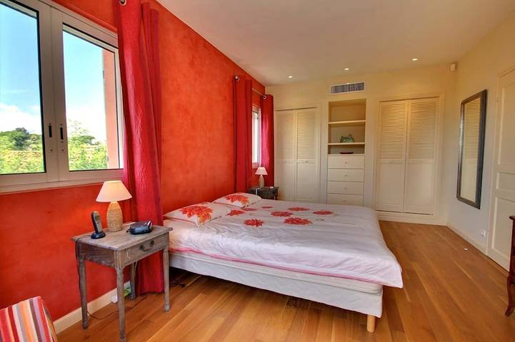 Charming villa with pool and sea view, ideal for family or friends in Vallauris, Mediterranean Coast (France)