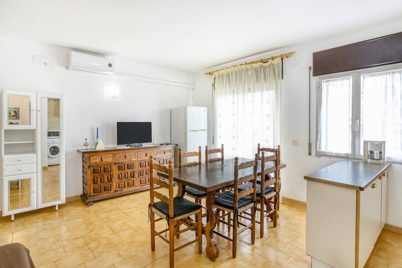 Apartamento entero, Apartamento en el Paseo Marítimo '3-2' cerca de la playa con balcón y Wi-Fi in Llansá, Alt Empordà