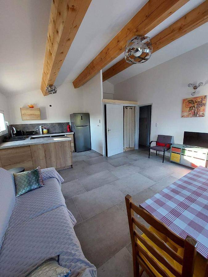 Appartement entier, One-Bedroom Apartment in Sussargues, Côte méditerranéenne (France)