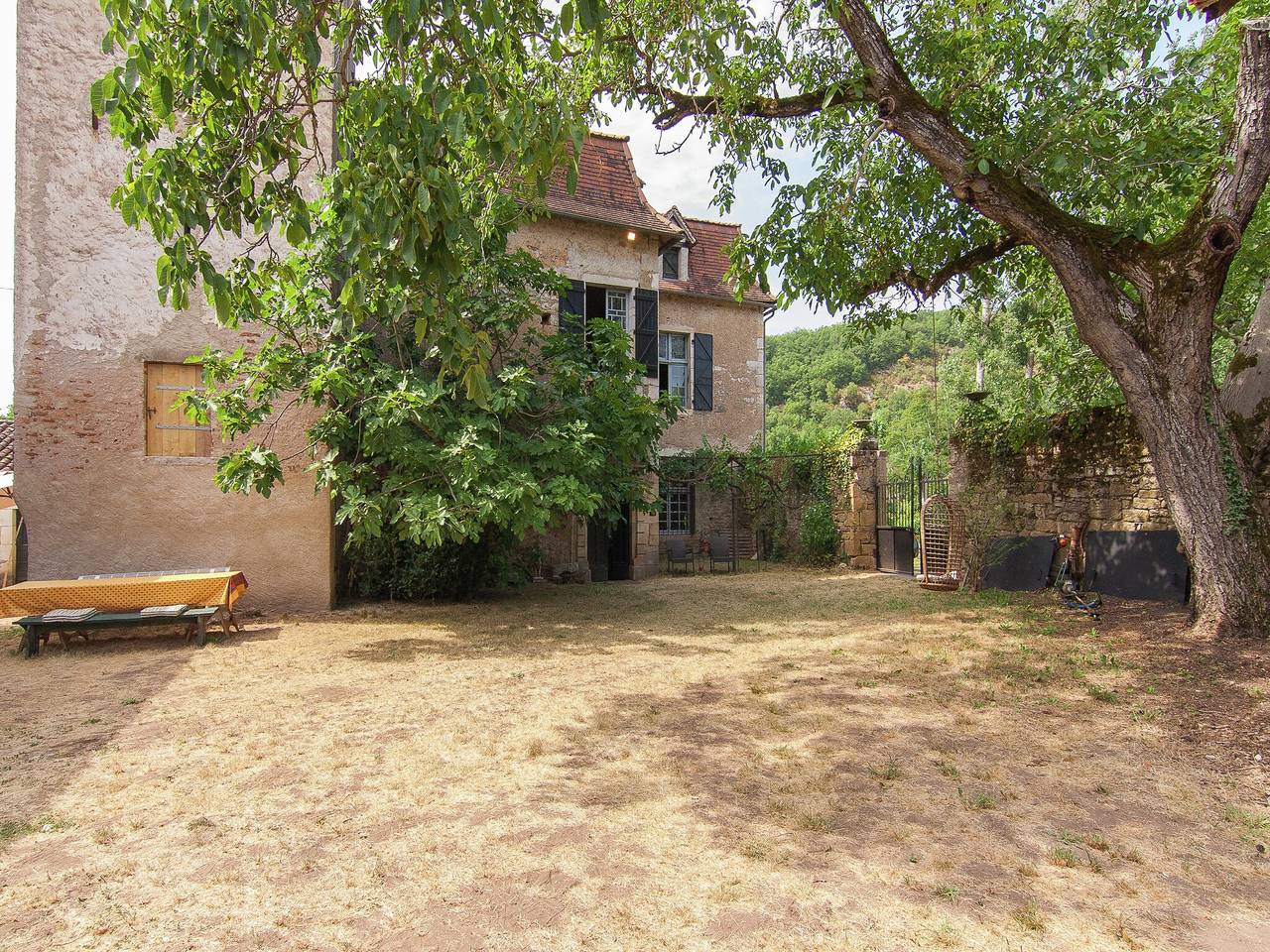 Manoir historique près de Cénevières in Cénevières, Parc Naturel Régional des Causses du Quercy
