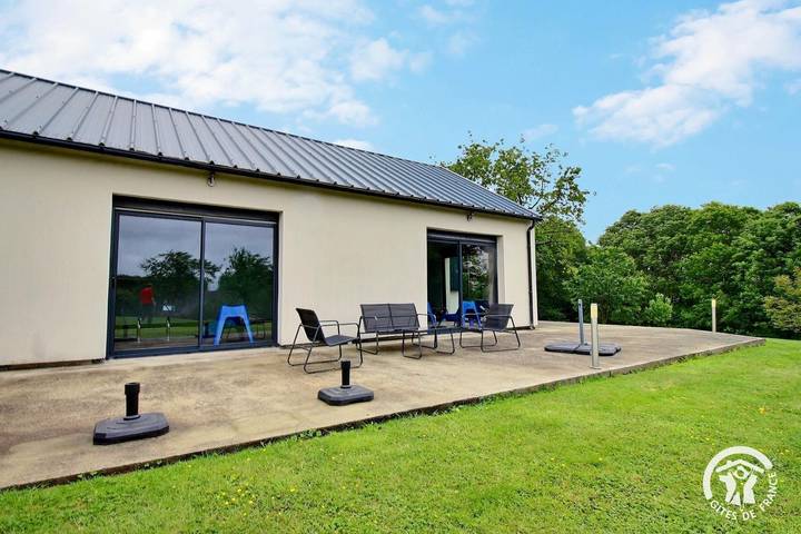 Gîte pour 12 personnes, avec terrasse ainsi que piscine et jardin à Baud (mesure) - 3