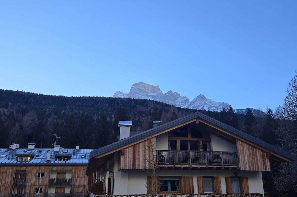 Alpine Heaven, chalet near Cortina, spectacular mountain views of Dolomites in Borca di Cadore, Dolomiti Superski