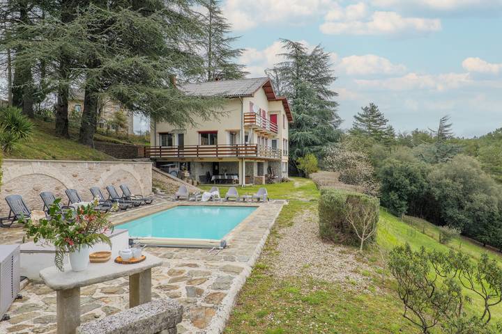 Chalet pour 14 personnes, avec jardin dans le Gard