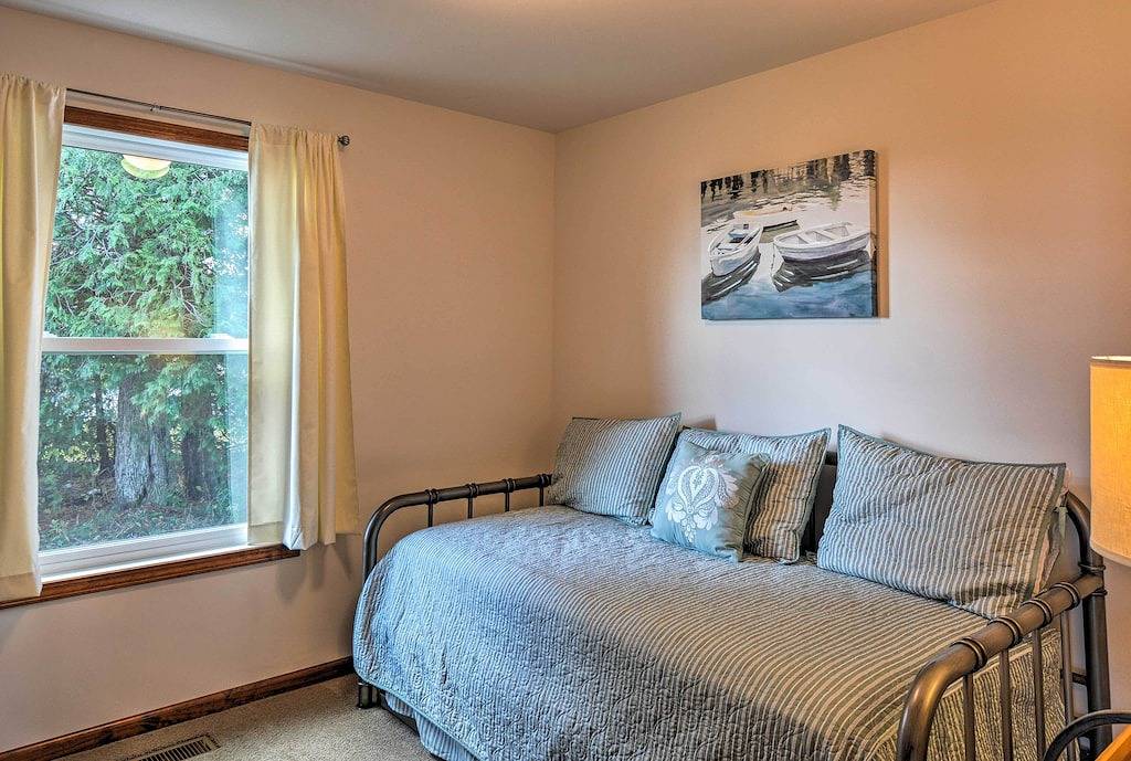 St. Ignace Cottage mit Deck und Strand am Lake Huron! in St. Ignace, Mackinac County