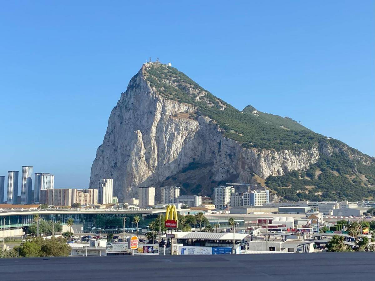 Apartamento entero, The Rock Views Apartments 1 min walking to Gibraltar in La Línea de la Concepción, Costa de la Luz