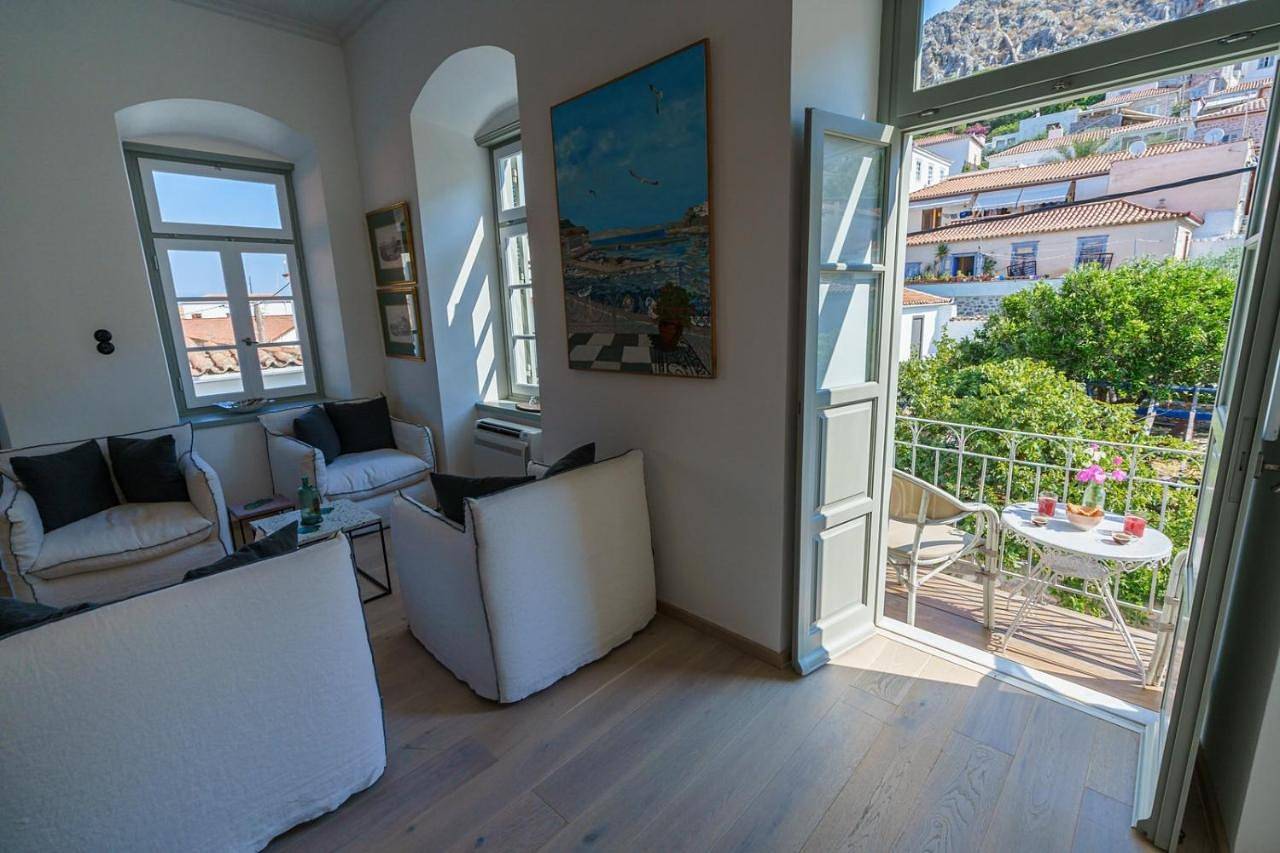 Deluxe Apartment in Hydra