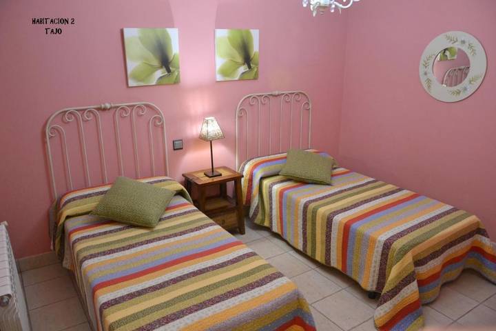 Casa rural para 4 personas, con terraza en Torrejón el Rubio - 2