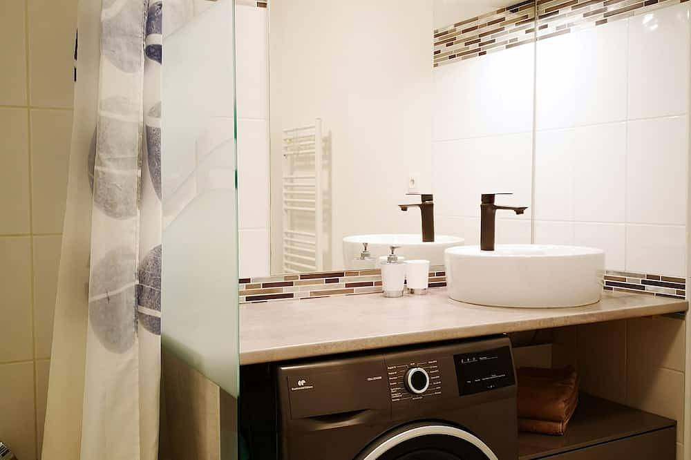 Apartamento entero, Fully renovated, modern and elegant T2 Fully equipped Quiet location Free parking in Villenave-d'Ornon, Región de Burdeos