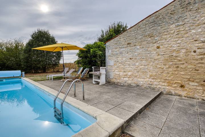 Casa de Vacaciones 'La Musardière' con Piscina Privada, Terraza Privada y Wi-Fi in Champagnolles, Región de Jonzac
