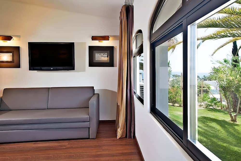 Beach Getaway! Outdoor Swimming Pool, Free Parking, Minutes' to Arrifes Beach! in Albufeira, Distretto di Faro