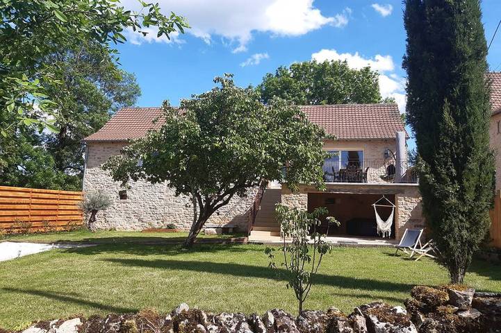 Gîte pour 6 personnes, avec jardin ainsi que jacuzzi et terrasse