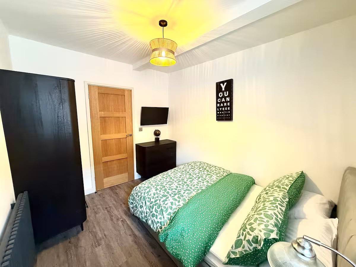 3-Bed Bungalow Sleeps 8 with Garden & Parking in Nottinghamshire