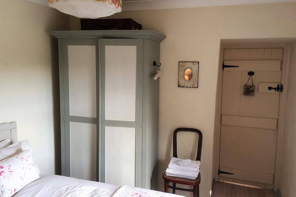 Traditional Failte Ireland 2025 Rustic Stone Cottage With Private River Fishing. in Connemara