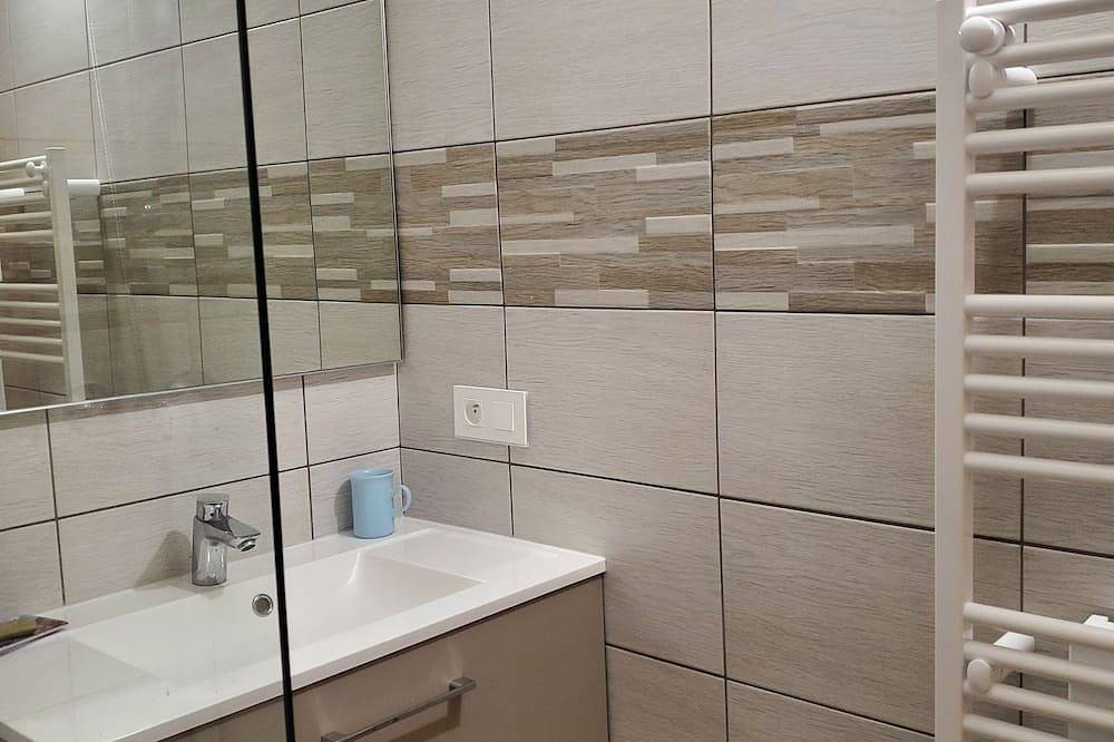 Entire apartment, Les Serintes - 3-room apartment - 5-minute walk to the slopes! in Saint-Léger-les-Mélèzes, Écrins National Park
