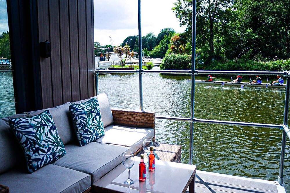 A luxurious unique River Boat with Castle Views in Maidstone in Boxley, Kent