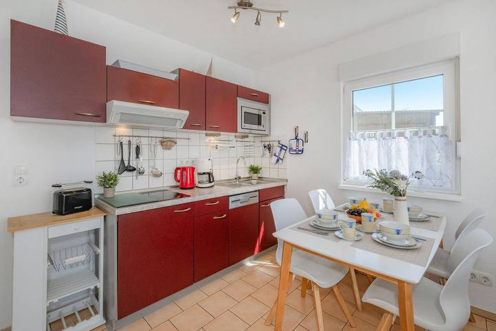Ganze Wohnung, Gemütliche Ferienwohnung in Koserow mit Terrasse, nur 250 m vom Strand entfernt in Koserow, Bernsteinbäder