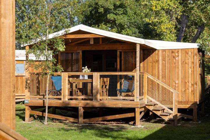 Gîte pour 4 personnes, avec jacuzzi et bassin pour enfant