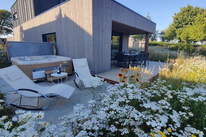 Ferienhaus für 8 Personen, mit Whirlpool und Terrasse sowie Garten