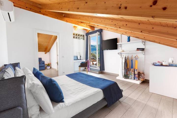 Chambre d’hôte pour 3 personnes, avec piscine ainsi que vue et balcon à Sorrento - 4