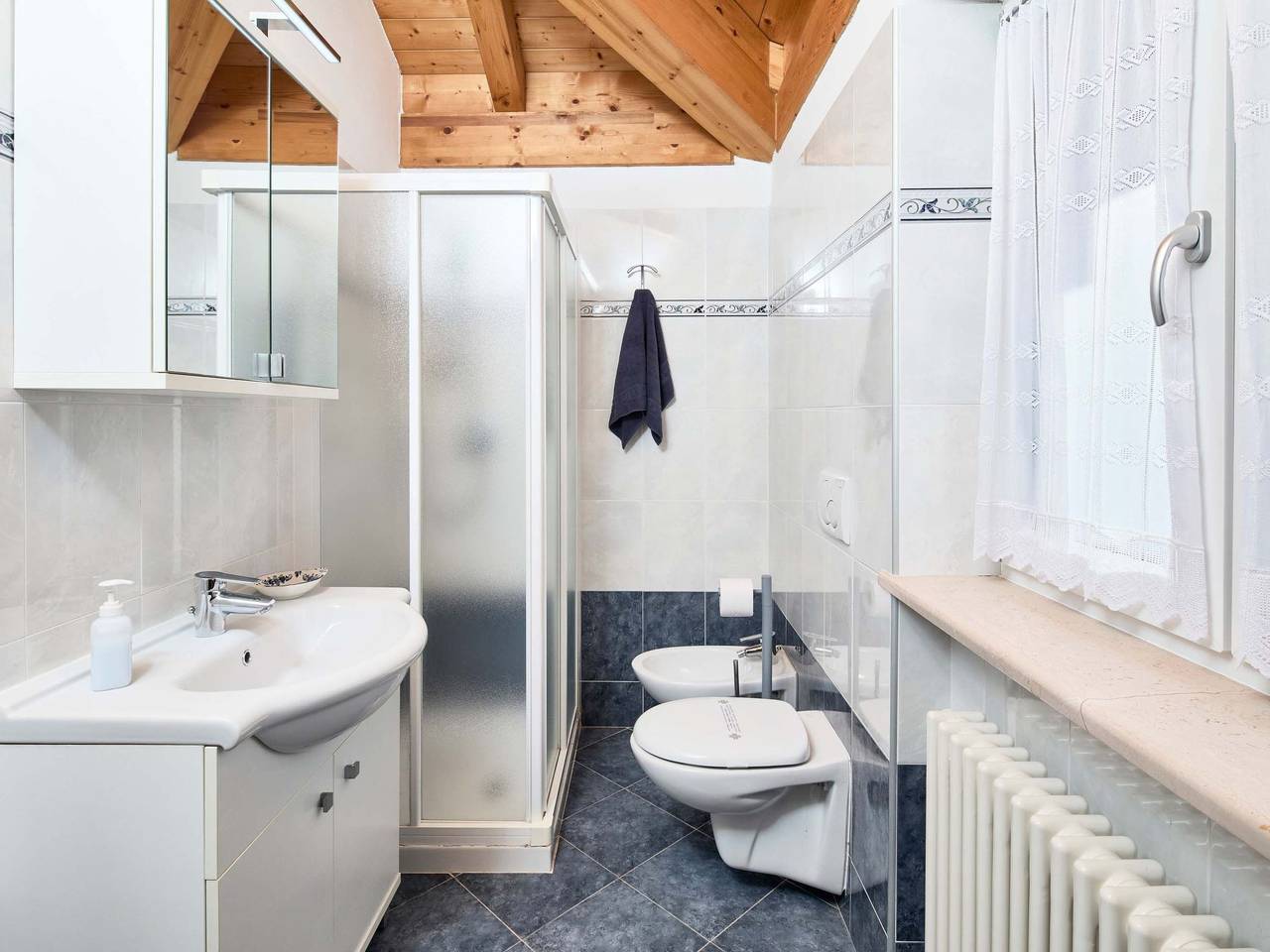 Hel lejlighed, Schönes Dachgeschosszimmer mit großem Balkon in Riva del Garda, Garda-Fjellene