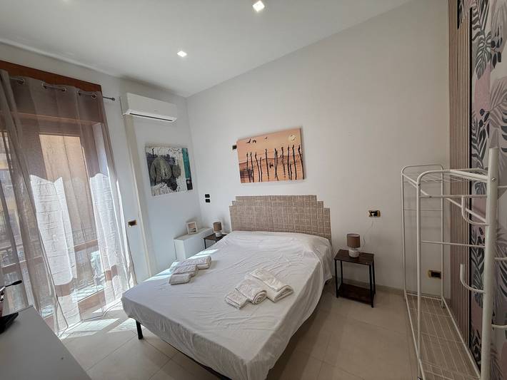 Room 'La Casa Di Kya - Station - Camera Deluxe' with Balcony, Wi-Fi and Air Conditioning in Salerno, Tyrrhenian Coast Campania