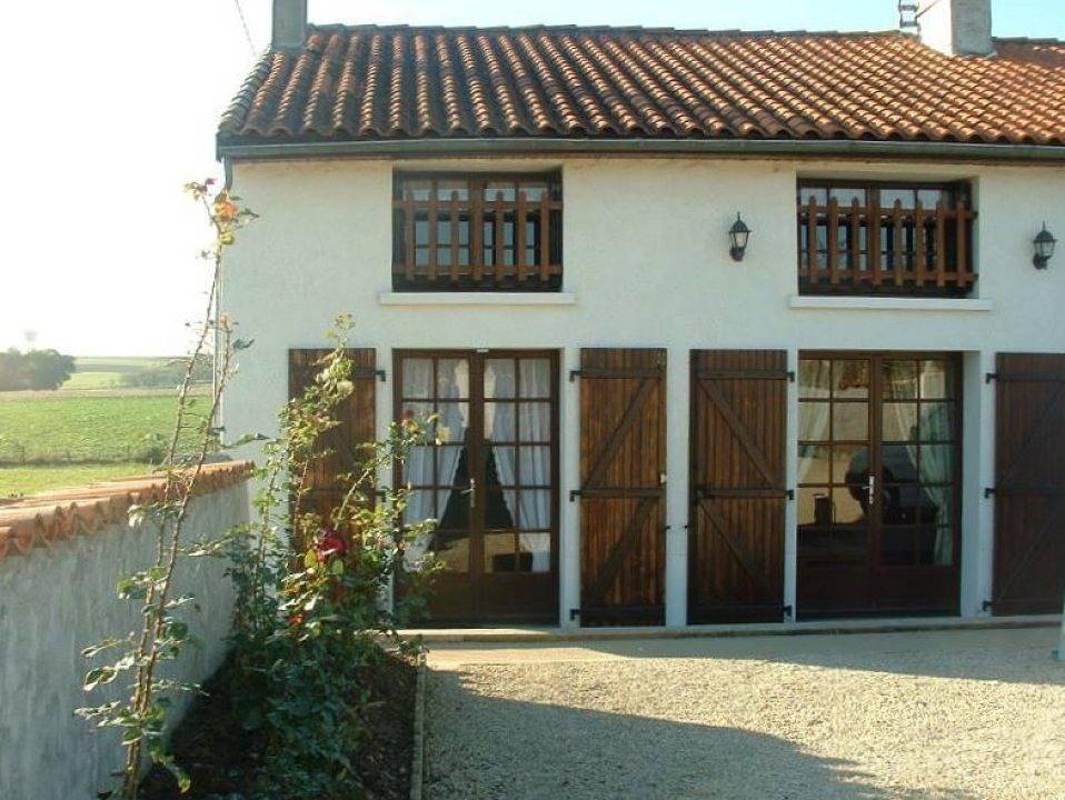 Maison de 2 à 6 personnes entre Charente et Deux-Sèvres in Charmé, Charente