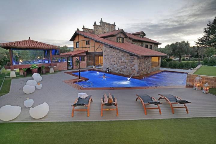 Apartamento para 2 personas, con Terraza y Jacuzzi además de Jardín y Piscina en Santillana del Mar