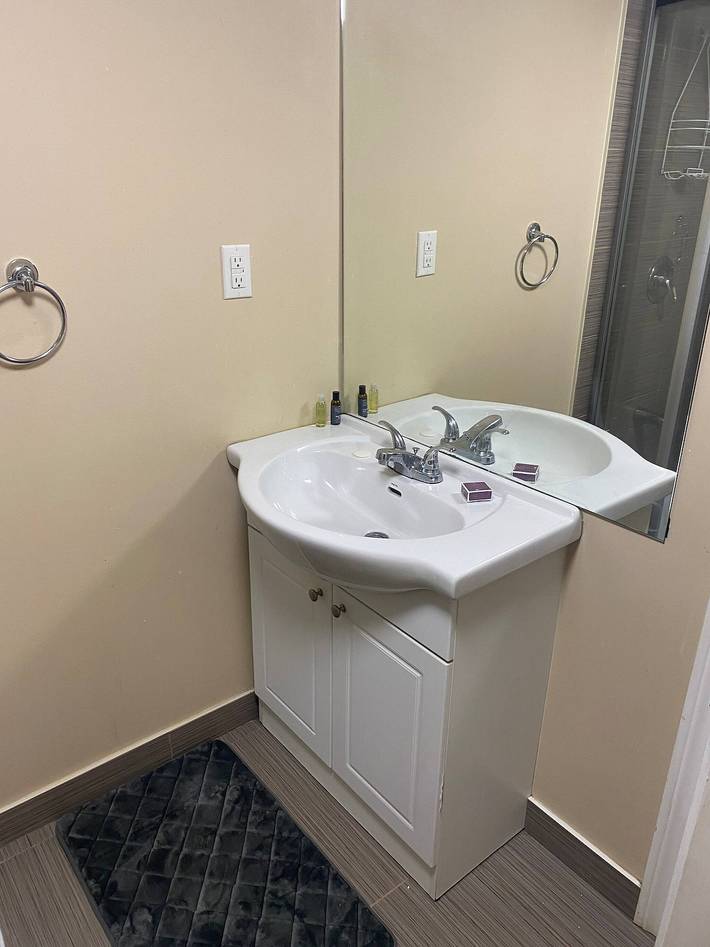 Entire apartment, Newly Renovated Two Bedroom Apartment in Mississauga, Lake Ontario (Canada)