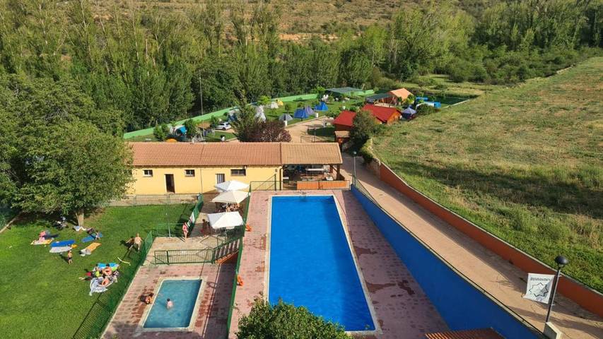 Camping para 6 personas, con terraza y vistas además de jardín y piscina, Se admiten mascotas en Aragón
