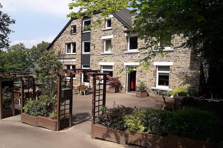 Location de vacances pour 28 personnes, avec piscine et terrasse dans Nadrin