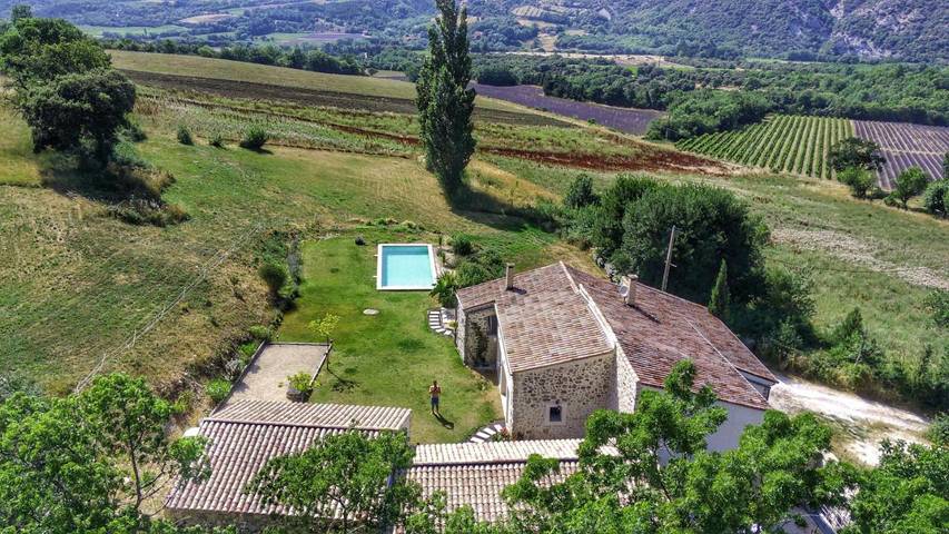 Location de vacances pour 10 personnes, avec piscine ainsi que jardin et vue à Roche-Saint-Secret-Béconne