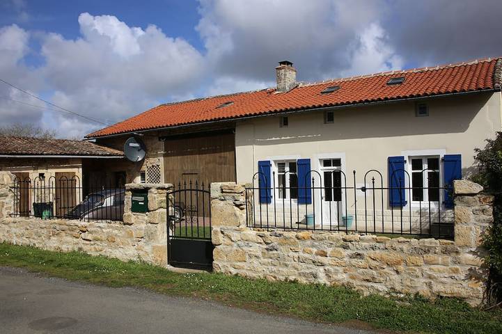 Location de vacances pour 8 personnes, avec terrasse et jardin à Limalonges