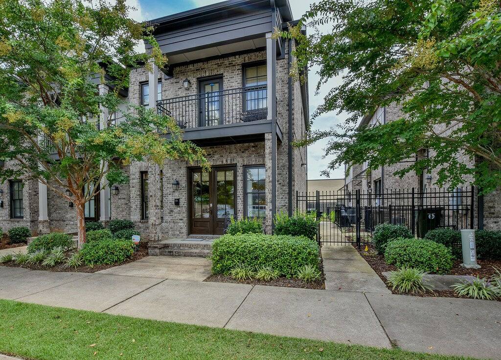 Bama Getaway - Walk to Downtown & Campus! Luxurious and cozy furnishings! in Tuscaloosa, Tuscaloosa County