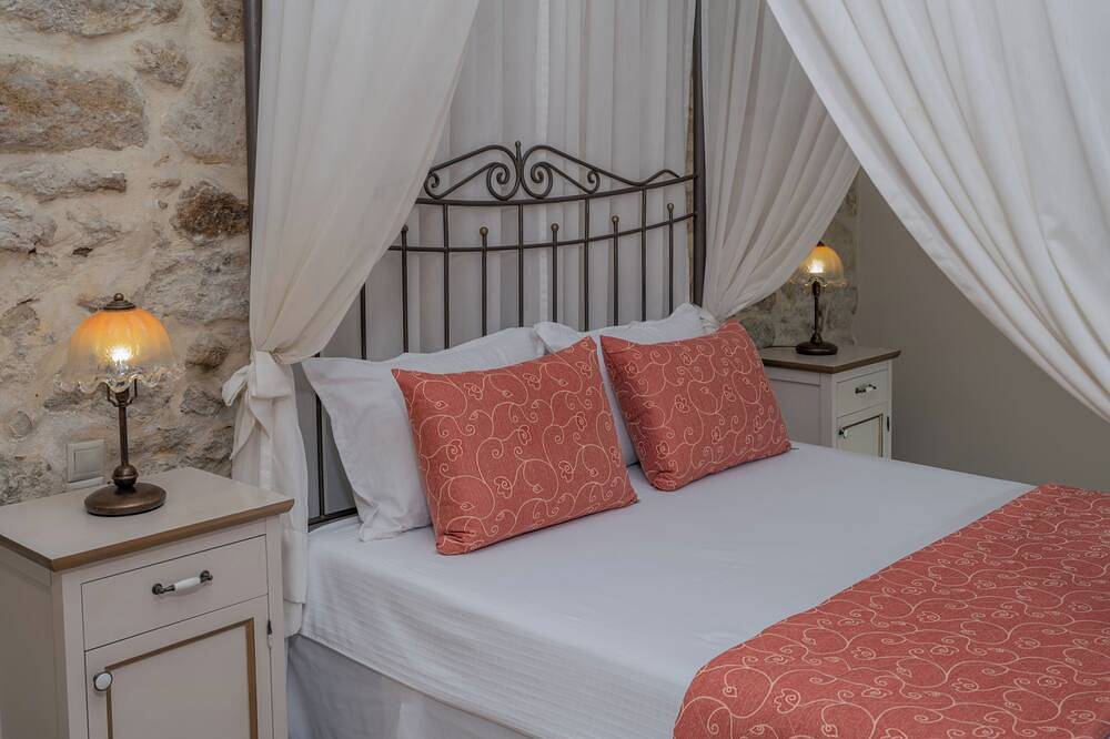 Historic Archanes Manor 3  Suites 80sm each Pr Pool & 300sm Courtyard  Sleeps 12 in Iraklio-Heraklion und Umgebung