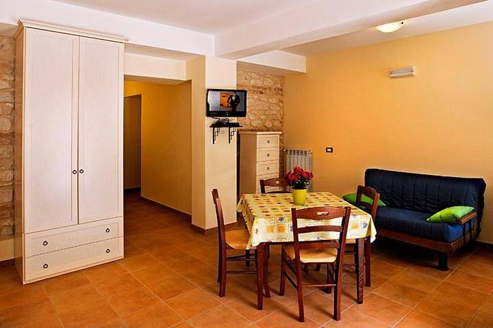 Ganze Wohnung, Poggio Dei Pettirossi Apartment 3 - 5 km südlich des historischen Zentrums von Sulmona in Pettorano sul Gizio, L'Aquila Provinz
